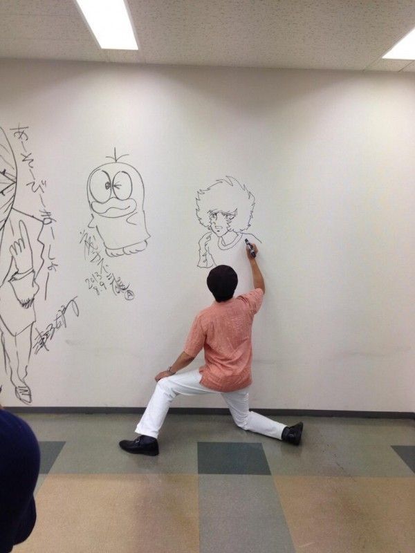 Admirez la posture de Mr SHIMAMOTO Kazuhiko, le mangaka de Plume de Feu