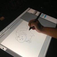 Yusuke Kozaki dessine un chat à la tablette graphique WACOM http://www.tvhland.com/boutique/palette-graphique.html