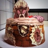 Mangeriez-vous un gâteau L'Attaque des Titans? La photo ne nous dit les ingrédients... Un coulis de fruits rouges?