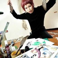 Cosplay de Eiji Niizuma, mangaka dans Bakuman. Les plumes de balayages sont dans notre boutique http://www.tvhland.com/boutique/Plume-Balaya... [lire la suite]