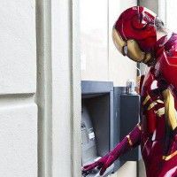 Iron Man qui retire de l'argent à un distributeur de banque