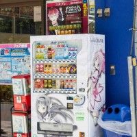 Des distributeurs de boissons Puella Magi Madoka Magica à Akihabara