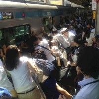 Beau geste de solidarité des japonais! Ils poussent le train pour sauver une dame coincée entre le quai et la rame.