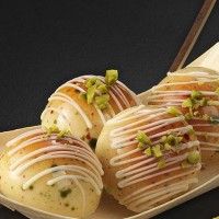 Des pains aux allures de Takoyakis avec chocolat blanc pour imiter la mayonnaise et de la pistache