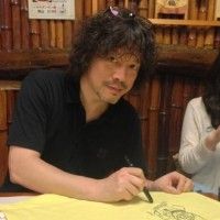 Naoki Urusawa dessine sur un tshirt