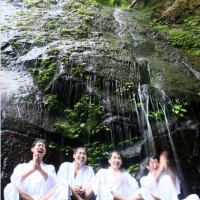 Des touristes qui se prennent l'eau des cascades à Nabari