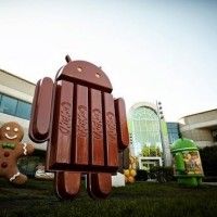 Un android géant en Kit Kat