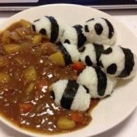 Des pandas et du curry dans l'assiette. Peut-on vraiment manger ces pandas? C'est une espèce protégée tout de même.