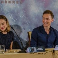 Tom Hiddleston a confié qu'il a apprécié la baffe de Nathalie Portman #thor.