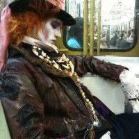 Le chapelier fou endormi dans un métro