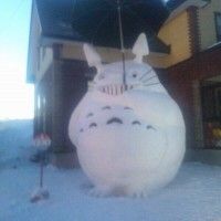 Un #Totoro en bonhomme de neige. Il ne manque plus que #LaReineDesNeiges lui donne vie!