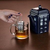 Boire le thé comme les anglais qui adorent le docteur