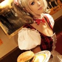 Une maid servant un hamburger