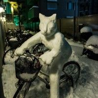Sculpture de neige au Japon d'un chat cycliste