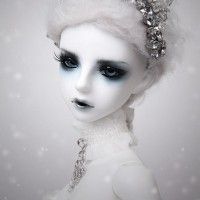 Un teint blanc comme de la neige pour cette poupée Elsa de La Reine Des Neiges
