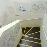 Un escalier décoré de dessins