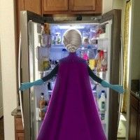 Elsa La Reine Des Neiges qui ouvre un frigo