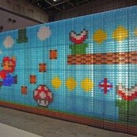 Des box de rangement empilés pour faire un mur Mario Bros