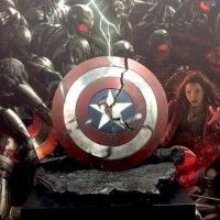 #Avenger2 Le bouclier de #CaptainAmerica brisé! #ComicCon