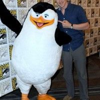 #BenedictCumberbatch avec un pingouin de Madagascar. Il fait la voix du loup dans le film #LesPingouinsDeMadagascar