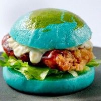 Un burger mondial mais la couleur bleue fait peur