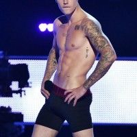 Justin Bieber torse nu! Est-ce que les tatouages est le plan de la prison? #PrisonBreak