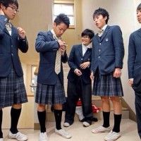 Aujourd'hui les garçons en jupes et les filles en pantalons au Japon