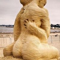 Un couple qui s'enlace en sculpture de sable