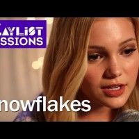 Olivia Holt chante Snowflakes. Cette  chanteuse a chanté le générique de fin du film Gryzzli.