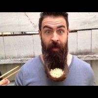 Utilisez sa barbe pour manger des ramens... On ne sait pas quoi en penser et vous?