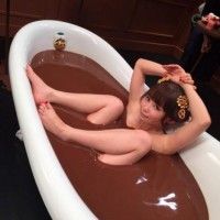 Shoko tan fait un bain au chocolat. Alors une envie de boire l'eau du bain? Moi je passe mon tour pas assez fanboy...