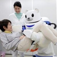 Assistant personnel de santé au Japon avec une tête d'ours