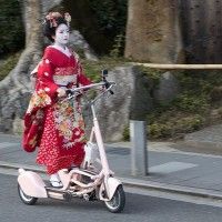 Une japonaise en kimono sur une trotinette électrique