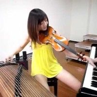 Une jeune asiatique joue de 3 instruments! Si vous ne regardez pas pour la performance, les garçons, la fille est jolie!