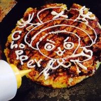 Bonne idée pour les fans de #OnePiece décorer vos Okonomiyaki (sorte de crêpe japonaise avec du chou) en dessinant Chopper avec la sauce