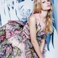 Anna Ewers porte une très jolie robe colorée ELIE SAAB HAUTE COUTURE. #Mode