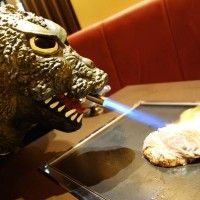#Godzilla crache le feu sur l'okonomiyaki (crêpe omelette japonaise)
