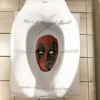 #Deadpool2 trolle les WC au salon #ComicCon San Diego 2018 #Popculture