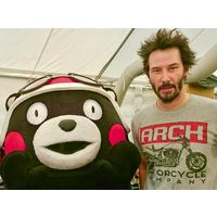 Keanu Reeves et Kumamon la mascotte de la la préfecture de Kumamoto au Japon pour la promo de John Wick