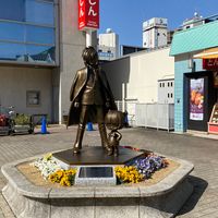 Statues de Black Jack et Pinoko à la sortie ouest de la gare Higashi Kurume sur la ligne Seibu Ikebukuro au Japon