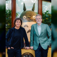 Tom Cruise et Christopher McQuarrie devant le Totoro du musée Ghibli au Japon