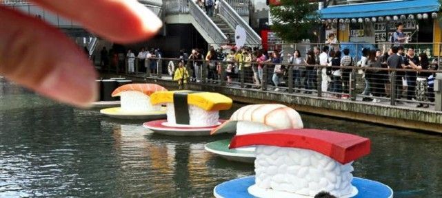 insolite-japon-sushis-flottants-osaka