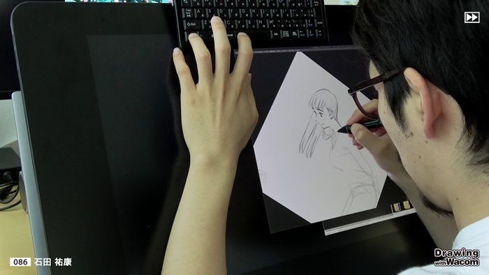 Le réalisateur de Penguin Highway, Hiroyasu ISHIDA dessine sur la tablette graphique Wacom Cintiq Pro 24 pouces