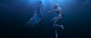 Elsa rencontre un Nokk – un esprit d’eau mythique prenant la forme d’un cheval  - qui utilise le pouvoir de l’océan pour protéger les secrets de la forêt.